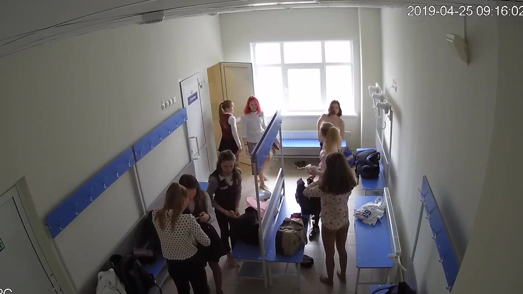 Переодевающиеся женщины попались на скрытую камеру в раздевалке