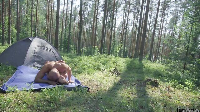 Туристы на природе в палатке снимает шикарное порно от первого лица